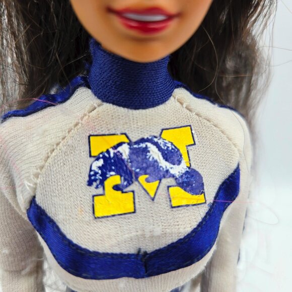 Barbie Doll Cheerleader University Of Michigan Wolverines 1996 Hispanic 18342 Re - Picture 4 of 16